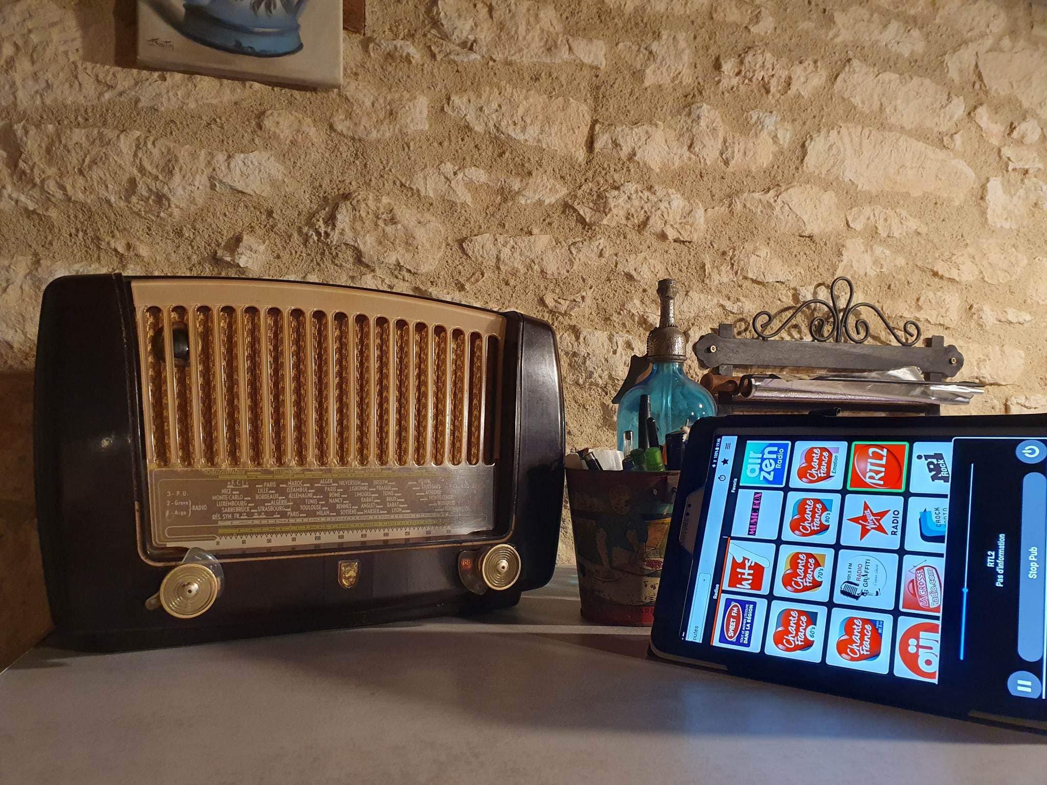 ANCIEN POSTE RADIO vintage bluetooth en backelite de marque