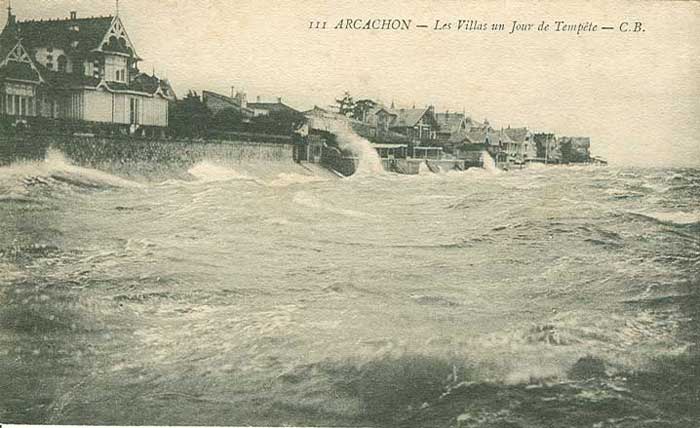 Très violente tempête : vue de la jetée de La Chapelle  de la Villa Alma à gauche jusqu'à environ l'actuelle résidence Joigny. image arcachon-nostalgie.com