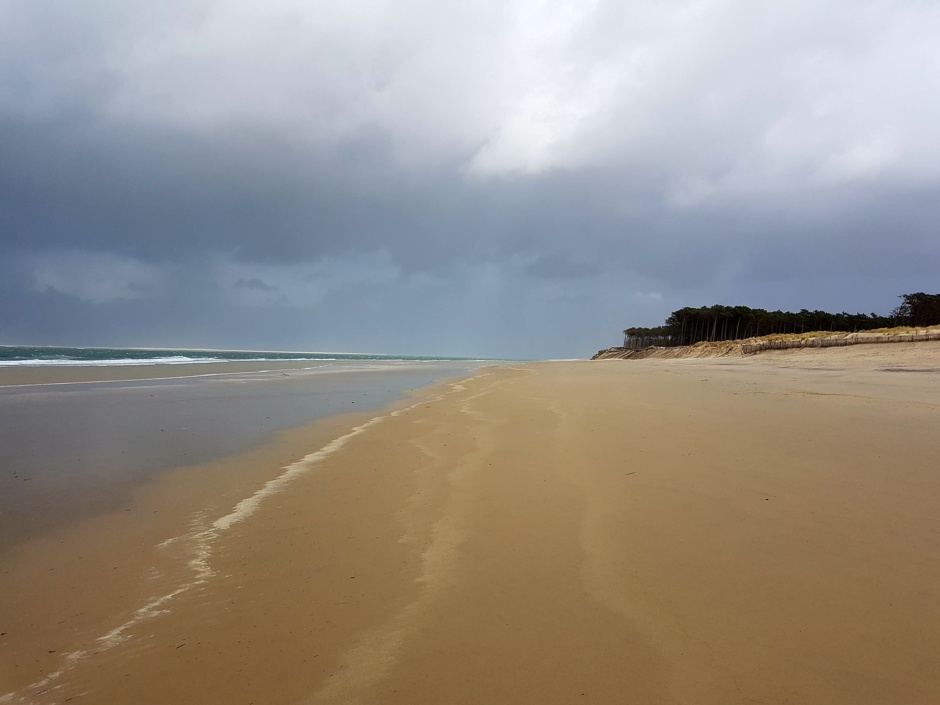 Lagune sous un ciel ombrageux