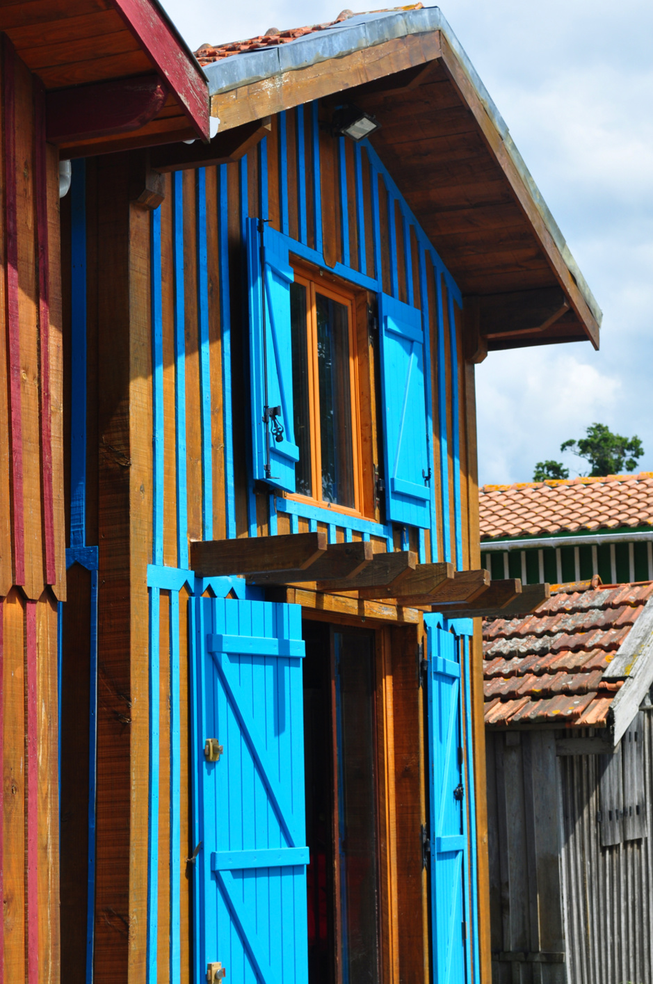 Couleur bleue d'une cabane au port de Biganos