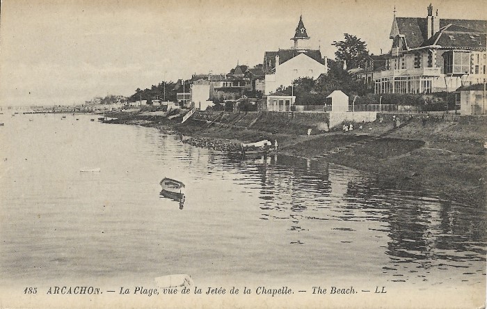 Vers 1900 : La plage, vue de la jetée de La Chapelle - éditeur LL - La villa "Saint-Yves" se détache au bord de l'eau. @ Arcachon Nostalgie