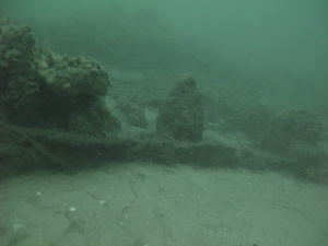 Photo d’une épave au fond du trou Saint Yves @ C Veillard Photo d’une épave au fond du trou Saint Yves @ C Veillard