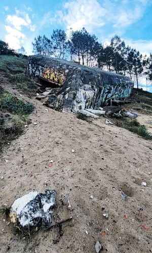 Blockhaus sur la plage au pied de la dune