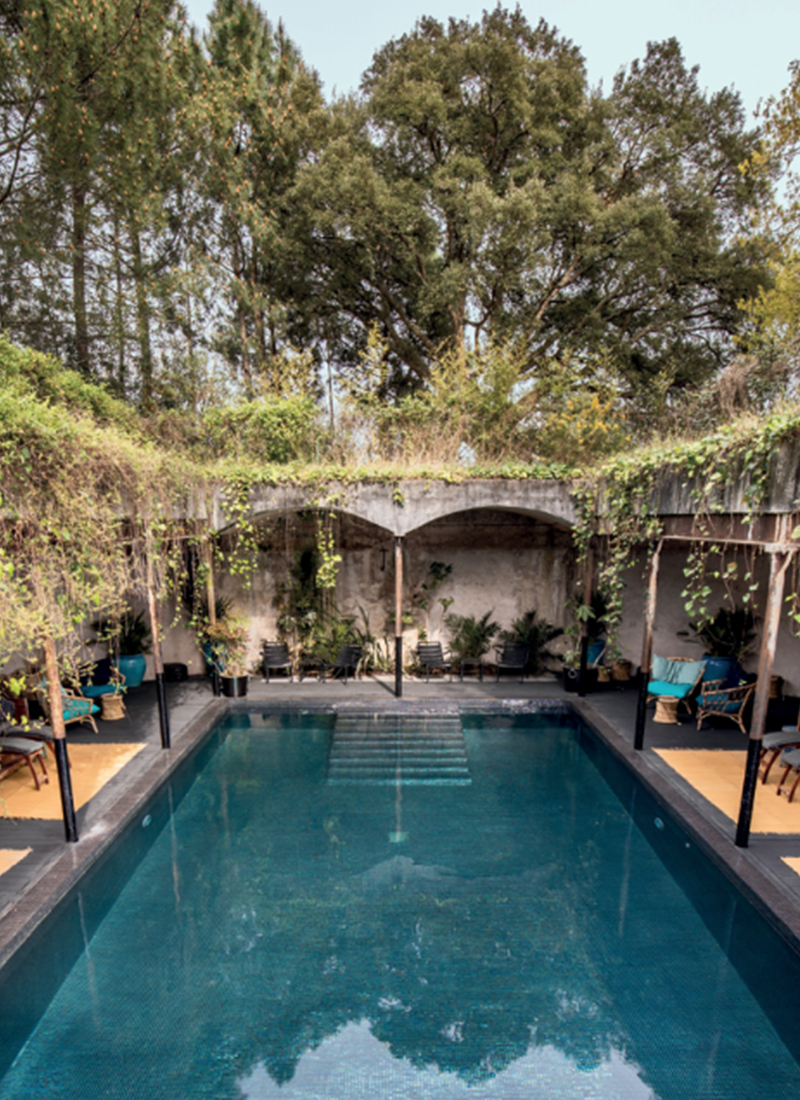 La piscine de l'Hôtel Ville d'Hiver à Arcachon est installée dans l'ancienne cuve souterraine et à ciel ouvert d'une usine de traitement des eaux du XIXe siècle