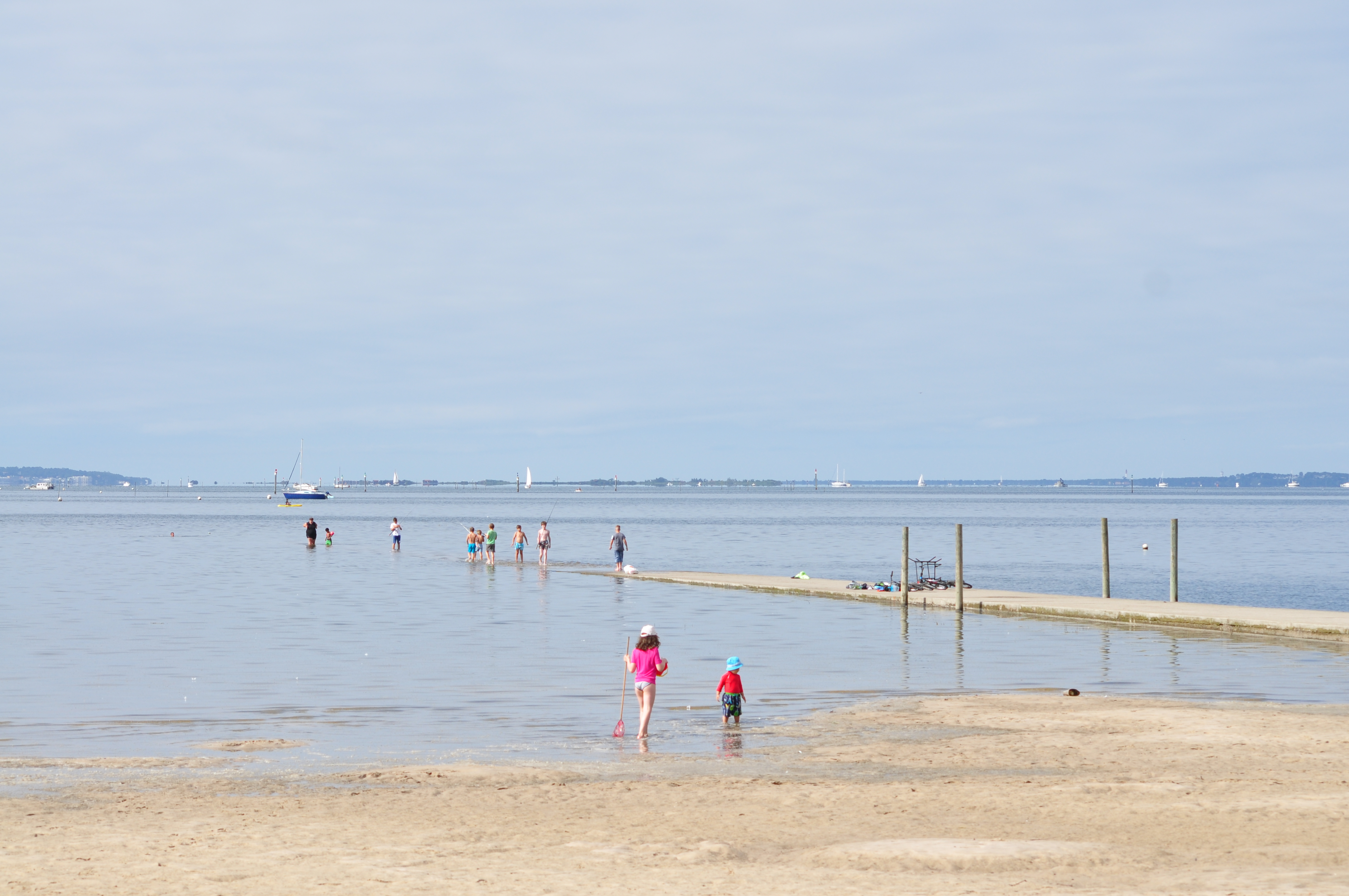 Enfant jouant sur la plage à Arès