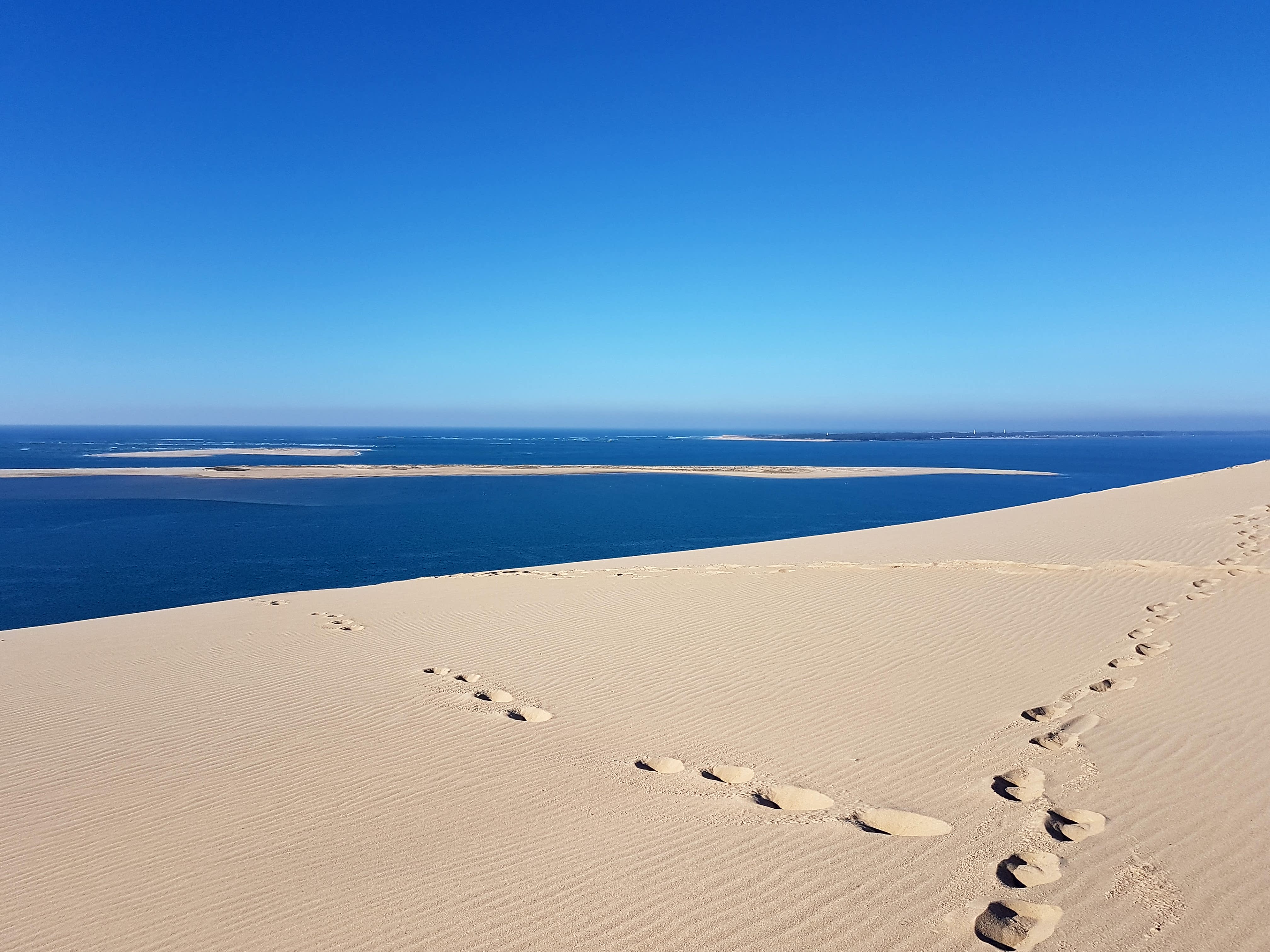 Marcher sur la dune du Pilat et voir Arguin et les passes