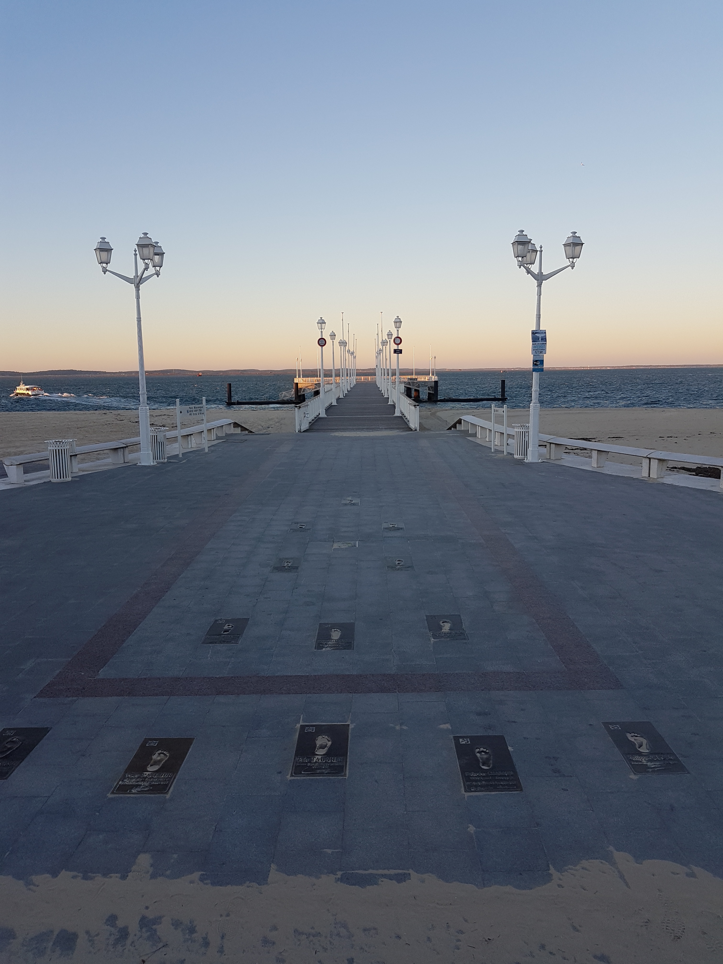 Des plaques devant la jetée Thiers d' Arcachon mais de qui ?