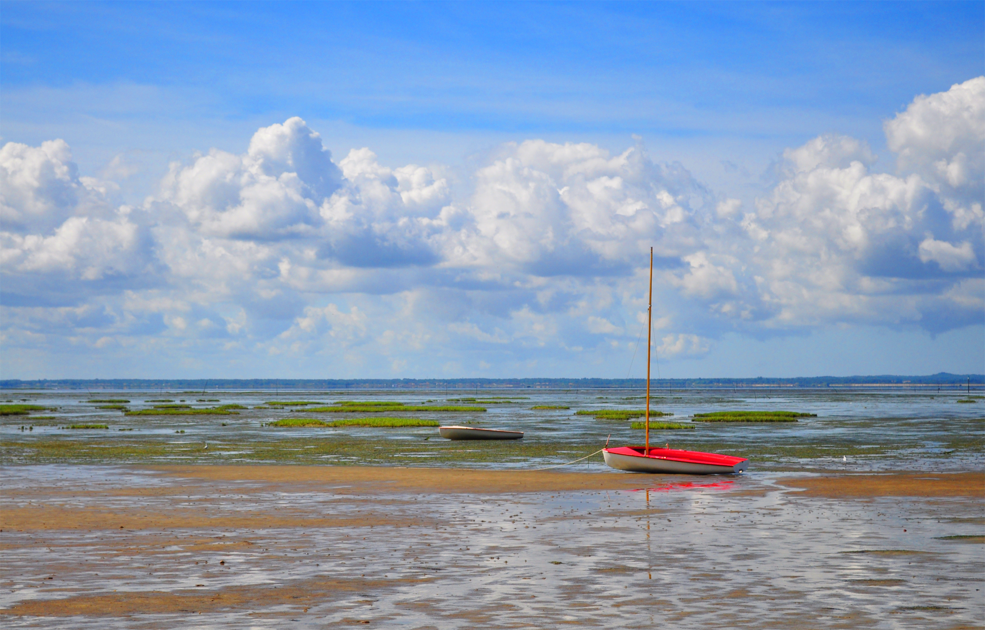 A Taussat, bateau sur bassin d'Arcachon à marée basse