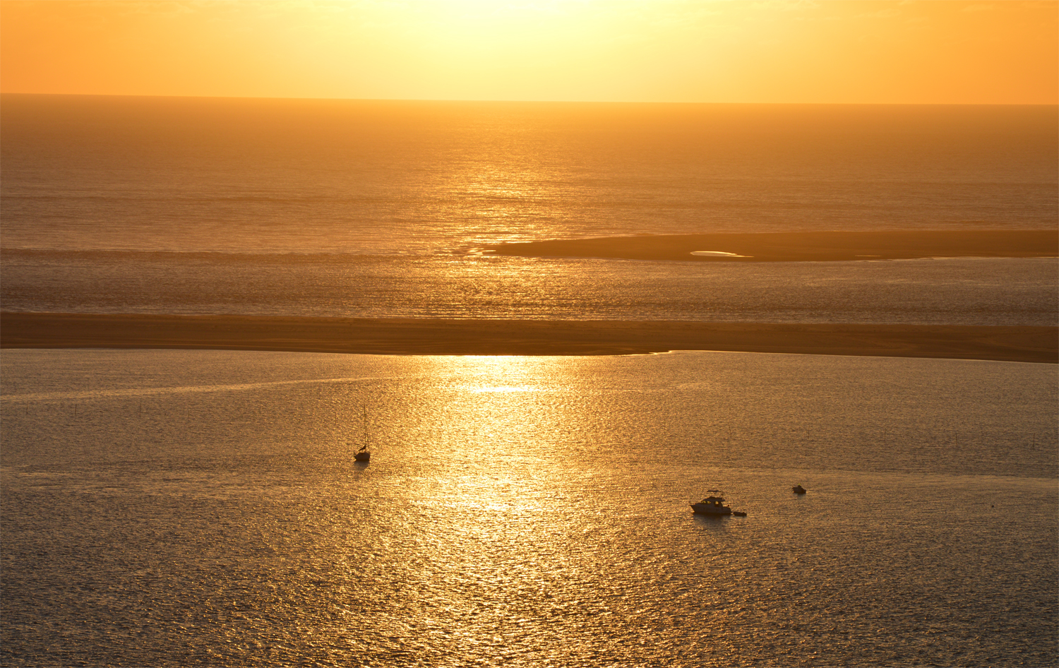 Coucher de soleil doré depuis la dune du Pilat