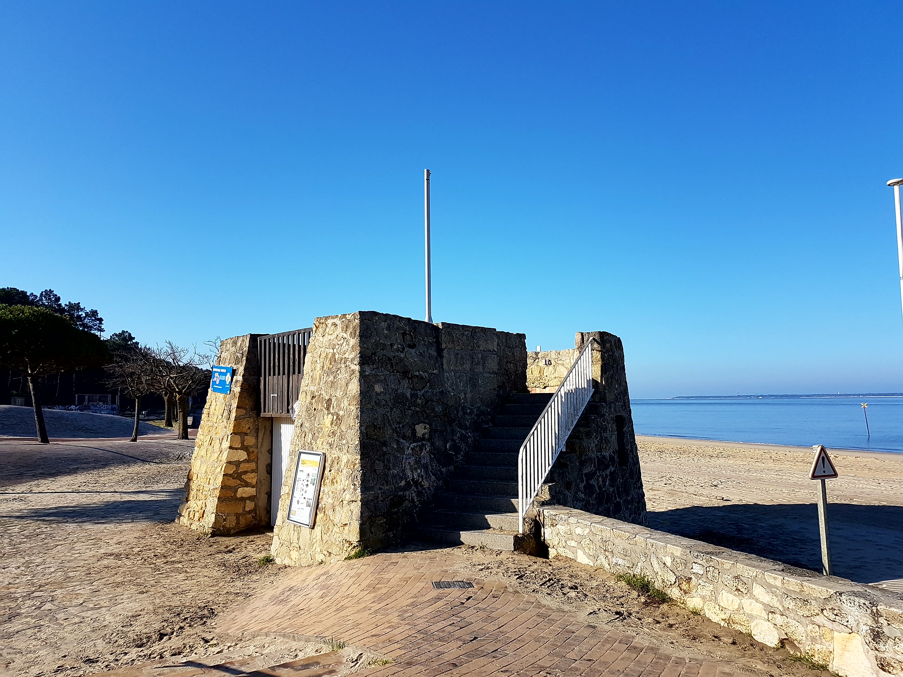 A quoi peut servir ce monument en pierre devant la plage Pereire ?