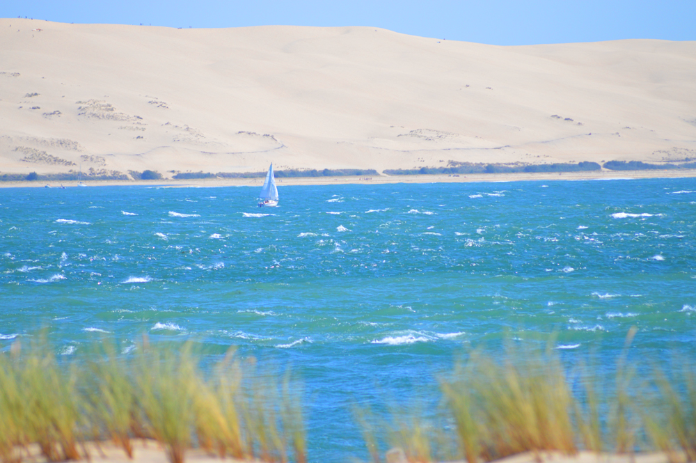 Petit bateau sur un grand bassin Petit bateau sur un grand bassin