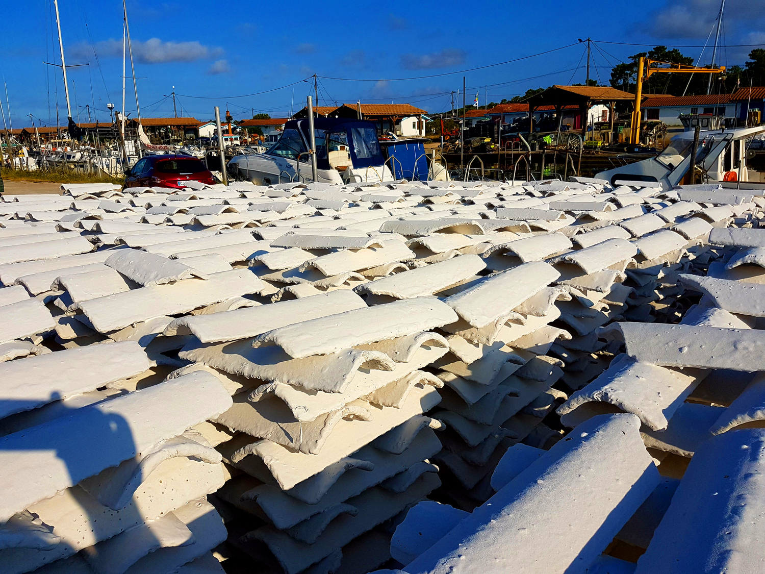 A quoi servent ses tuiles blanches sur le Bassin d' Arcachon ? Pour des toits ?