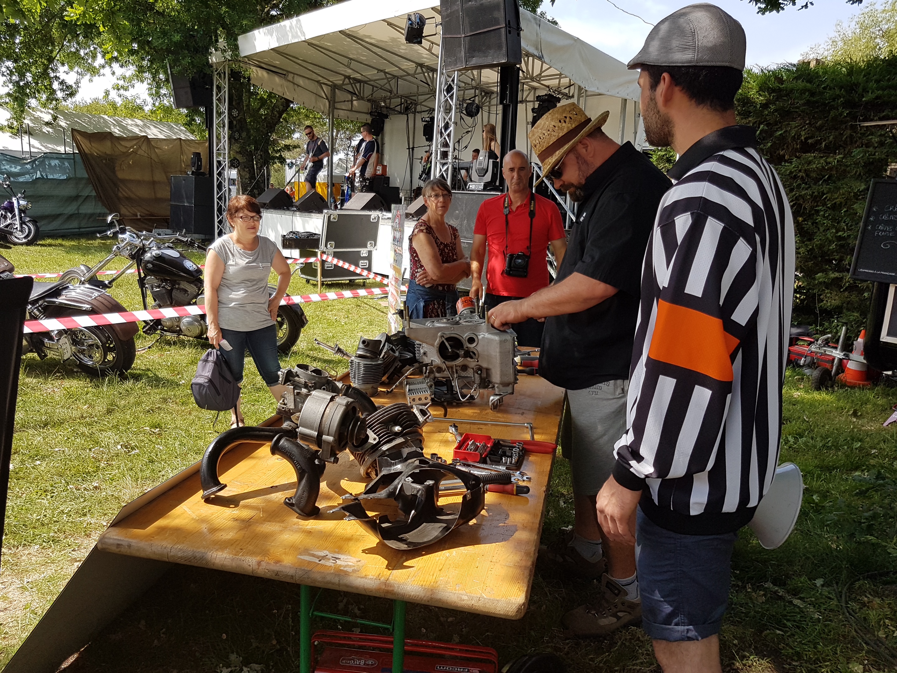 Au rassemblement Mécarock'Passion à Gujan Mestras avec Jeff mécanicien chez Pyla Classics Cars à un concours de démontage de moteur