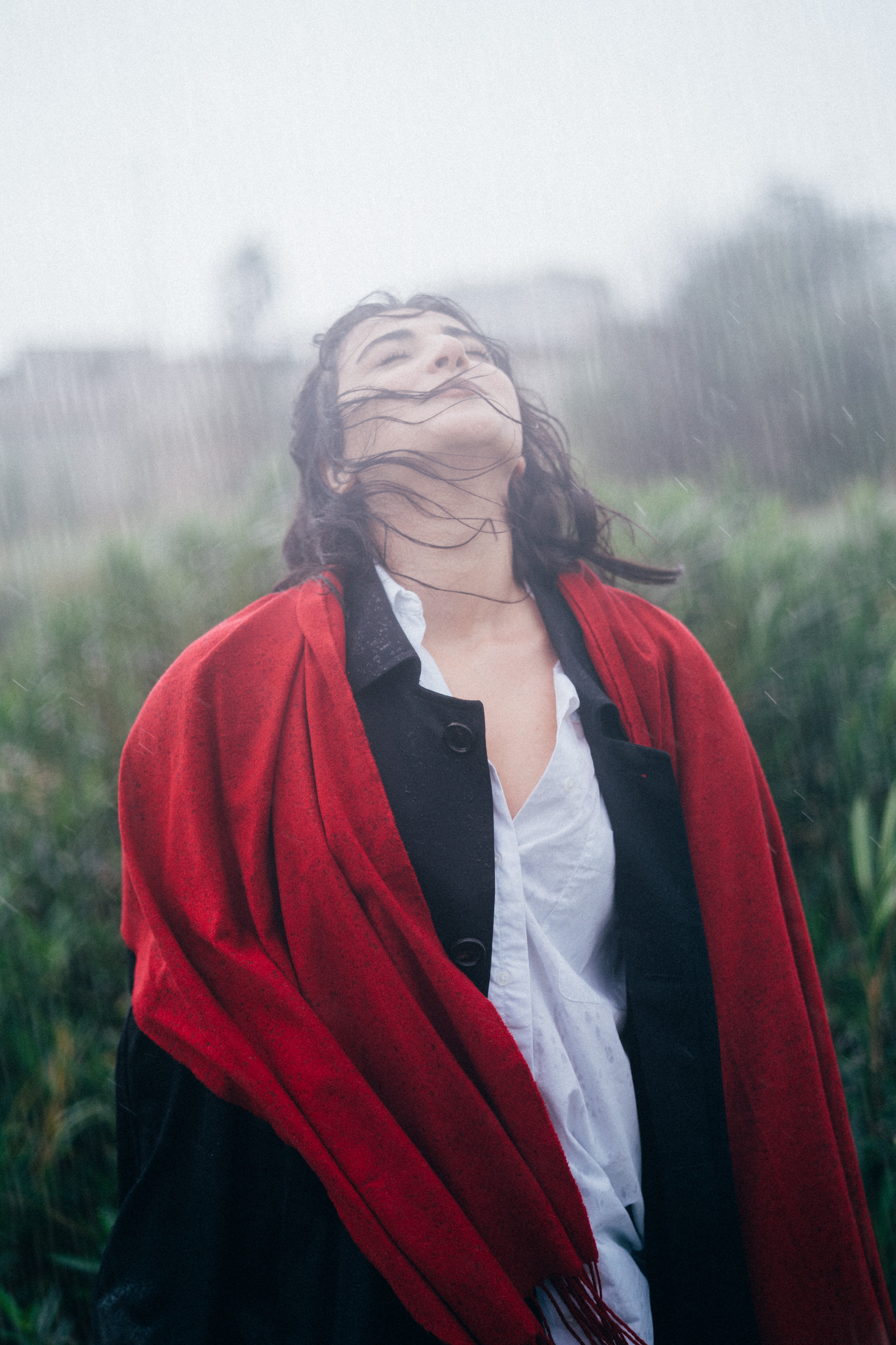 Depuis combien de temps n’avez-vous pas laissé la pluie couler sur votre visage ?