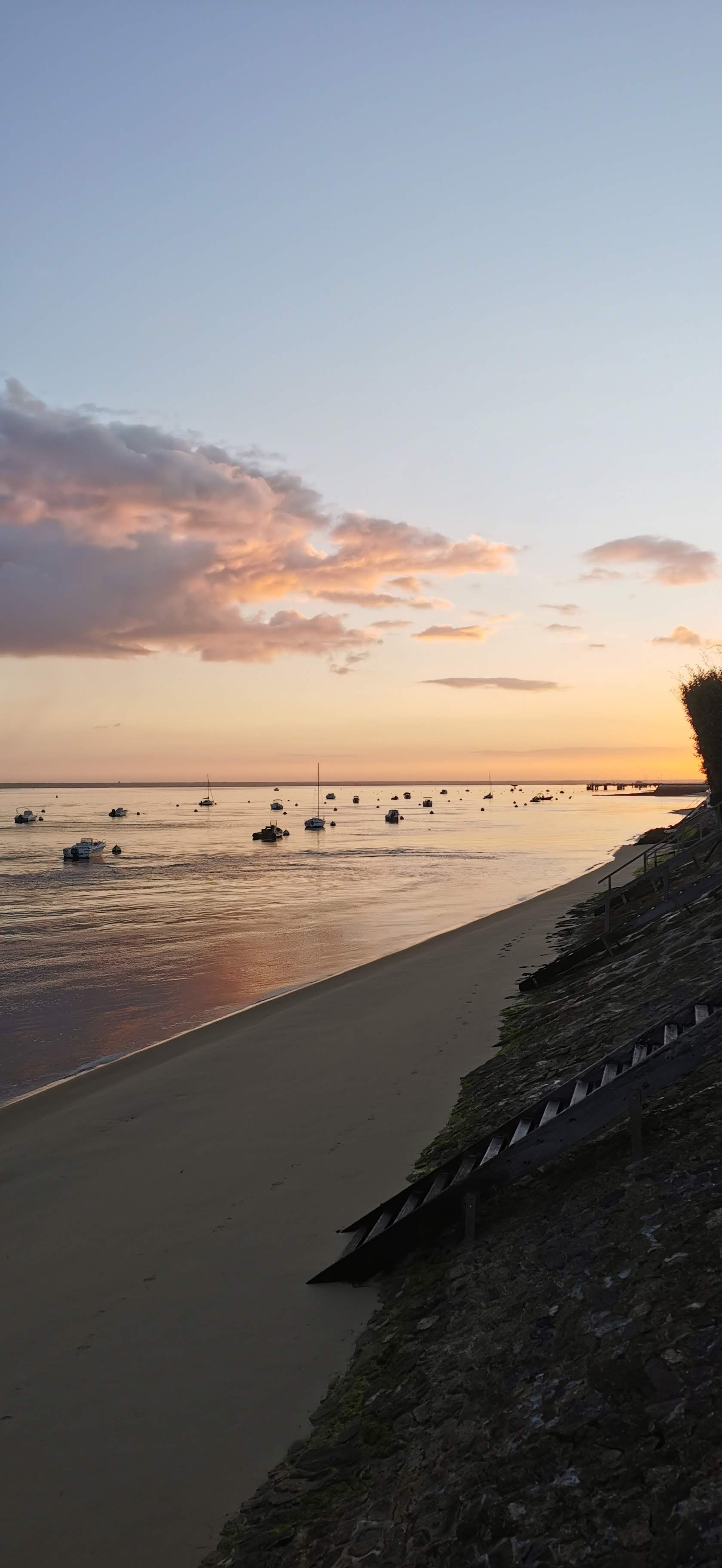 La jetée de la Chapelle ( que vous traversez sans vraiment savoir ) La jetée de la Chapelle ( que vous traversez sans vraiment savoir )