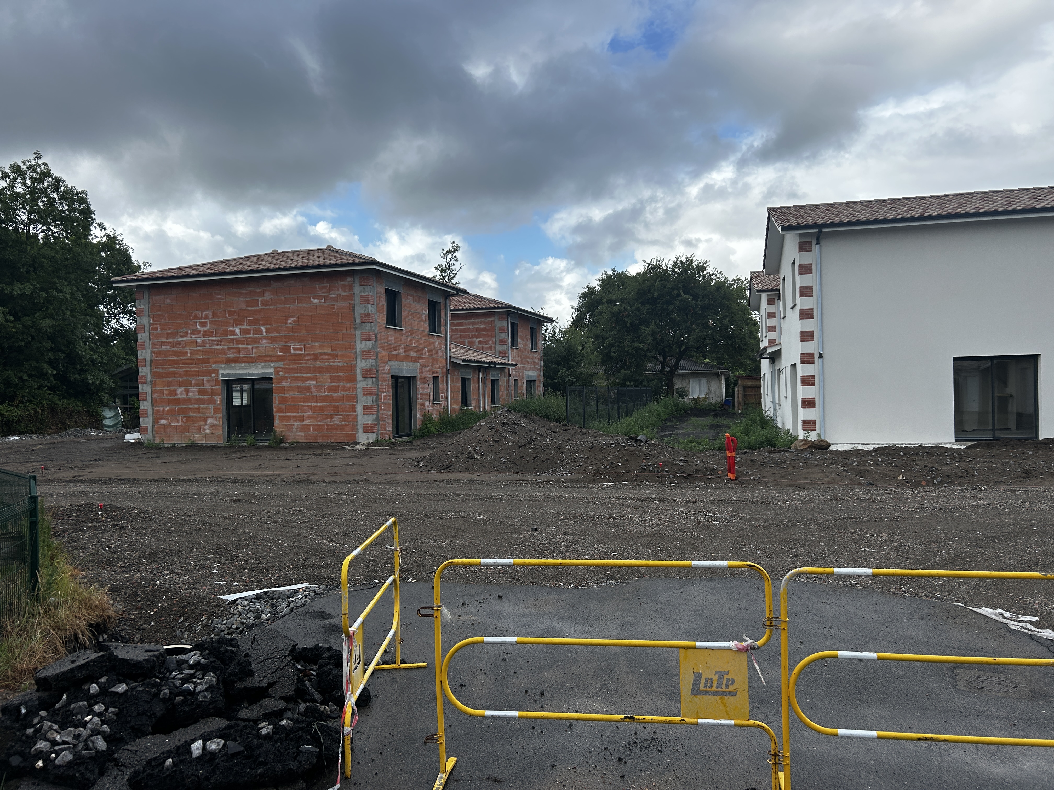 Les chantiers sont à l’arrêt et pourtant …