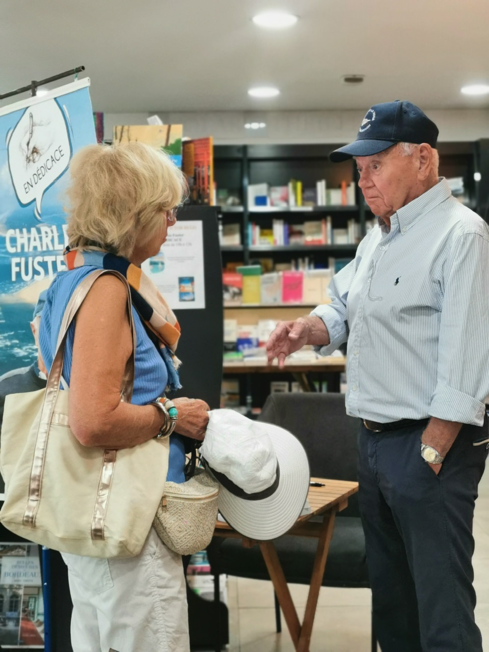 Charles Fuster en pleine discussion à propos de son dernier roman à la librairie Victor Hugo à La Teste