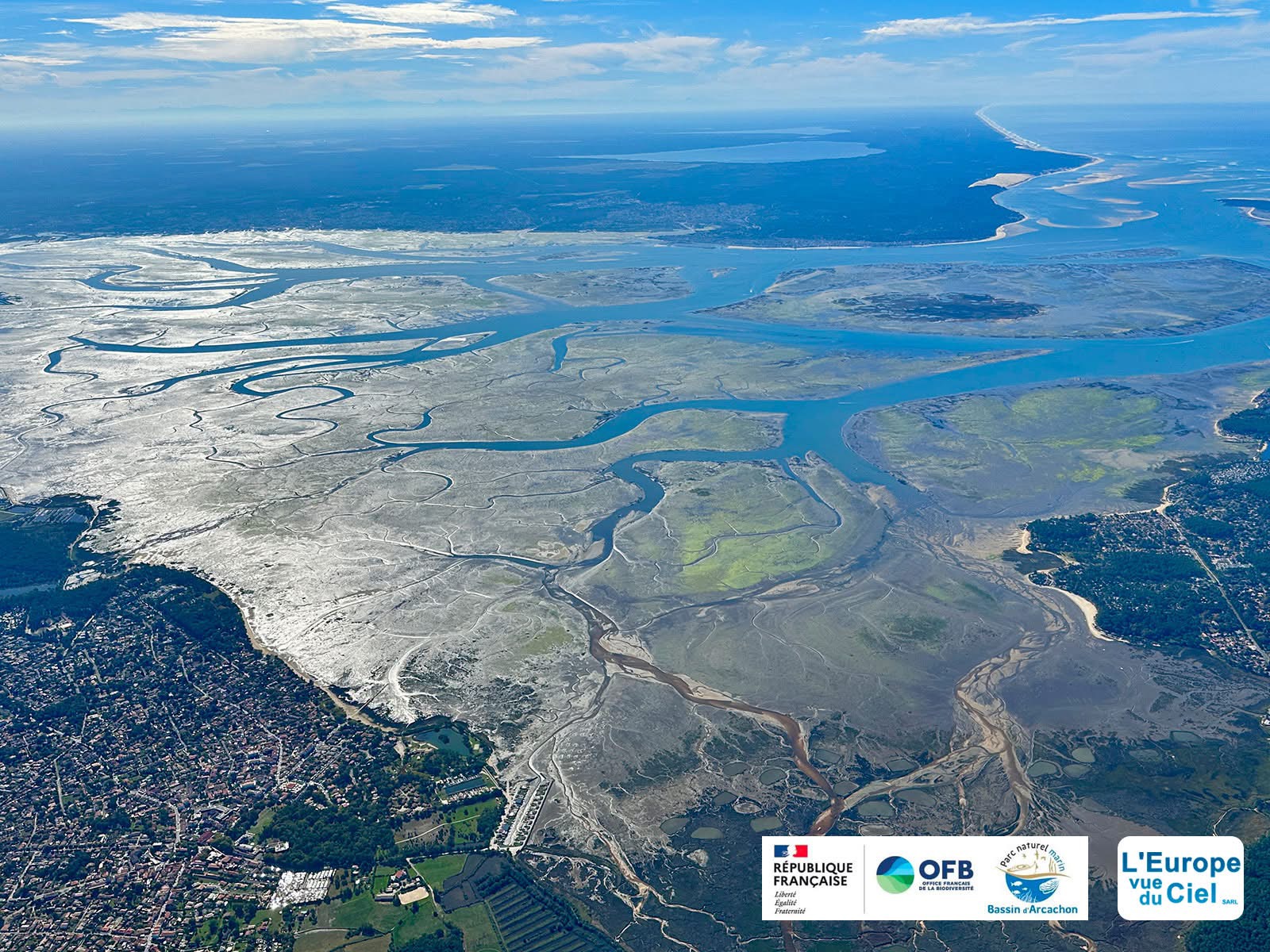 Photo aérienne du bassin d’Arcachon à marée basse en octobre 2025