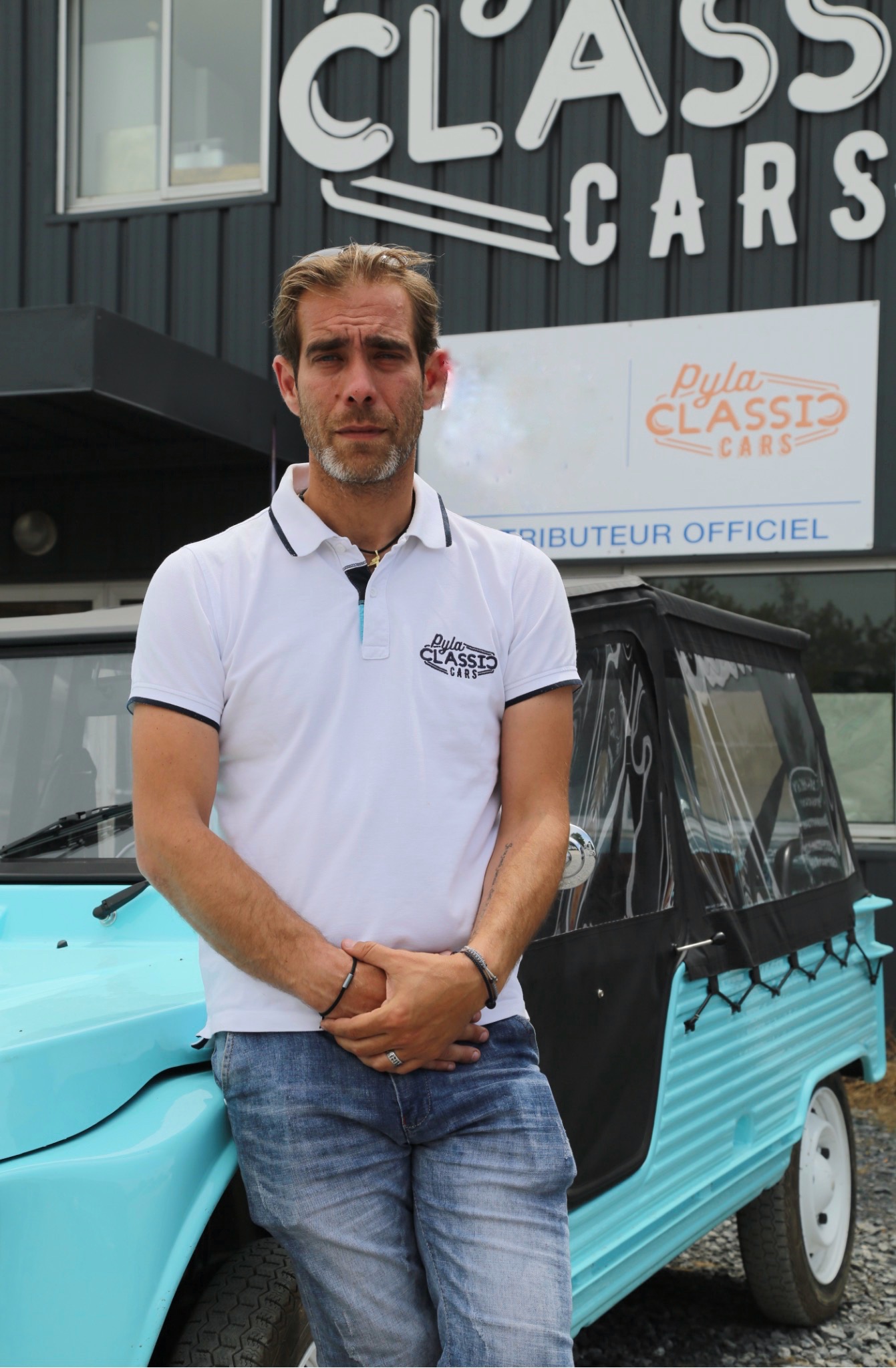 Franck Gérard, lors d’un test routier d’un véhicule d’occasion à vendre dans son garage Pyla Classic Cars