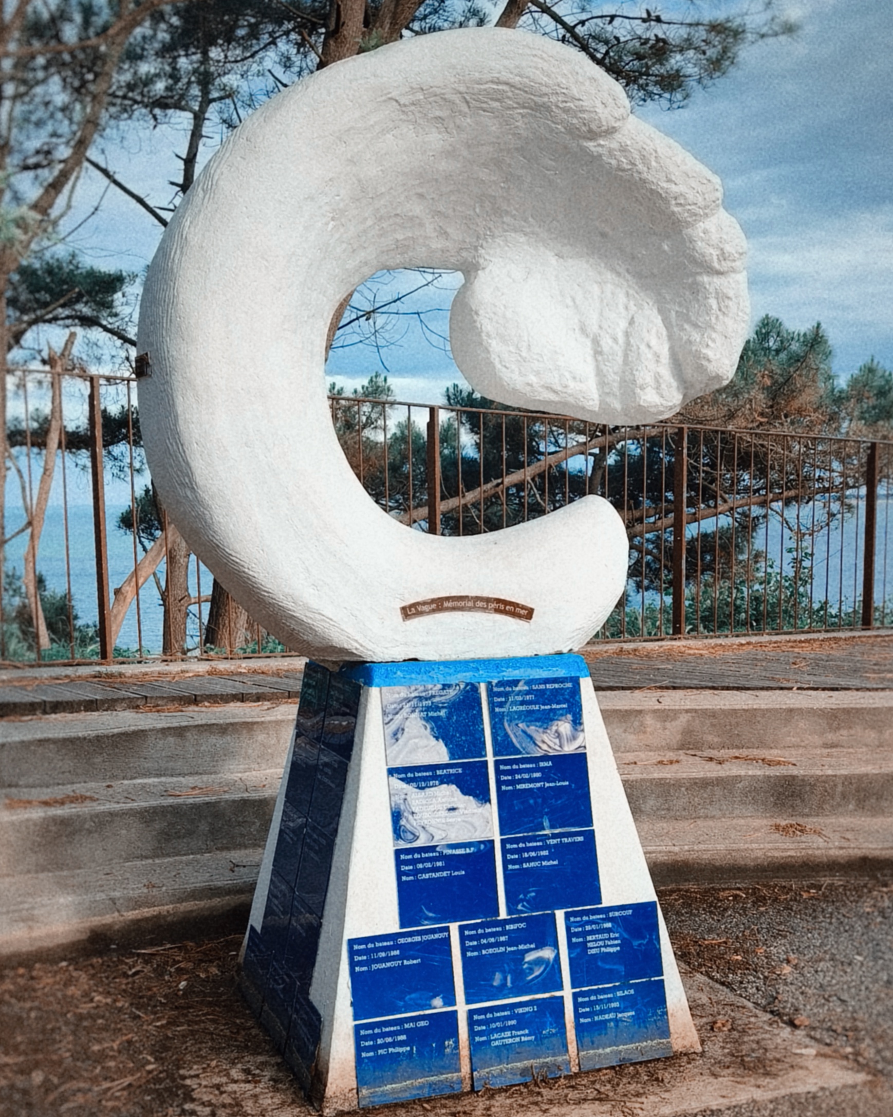 La vague : mémorial des péris en mer
