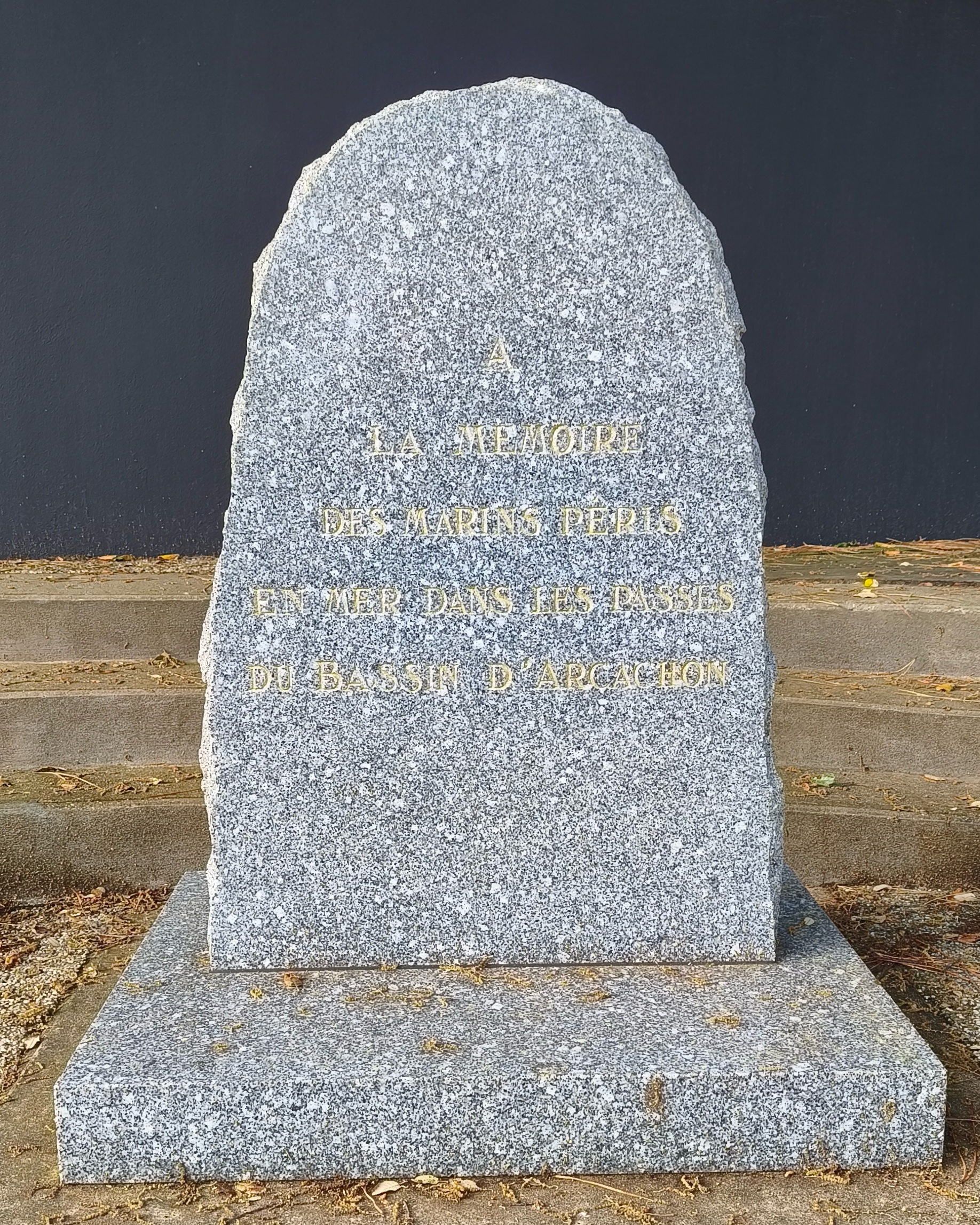 Stèle péris en mer