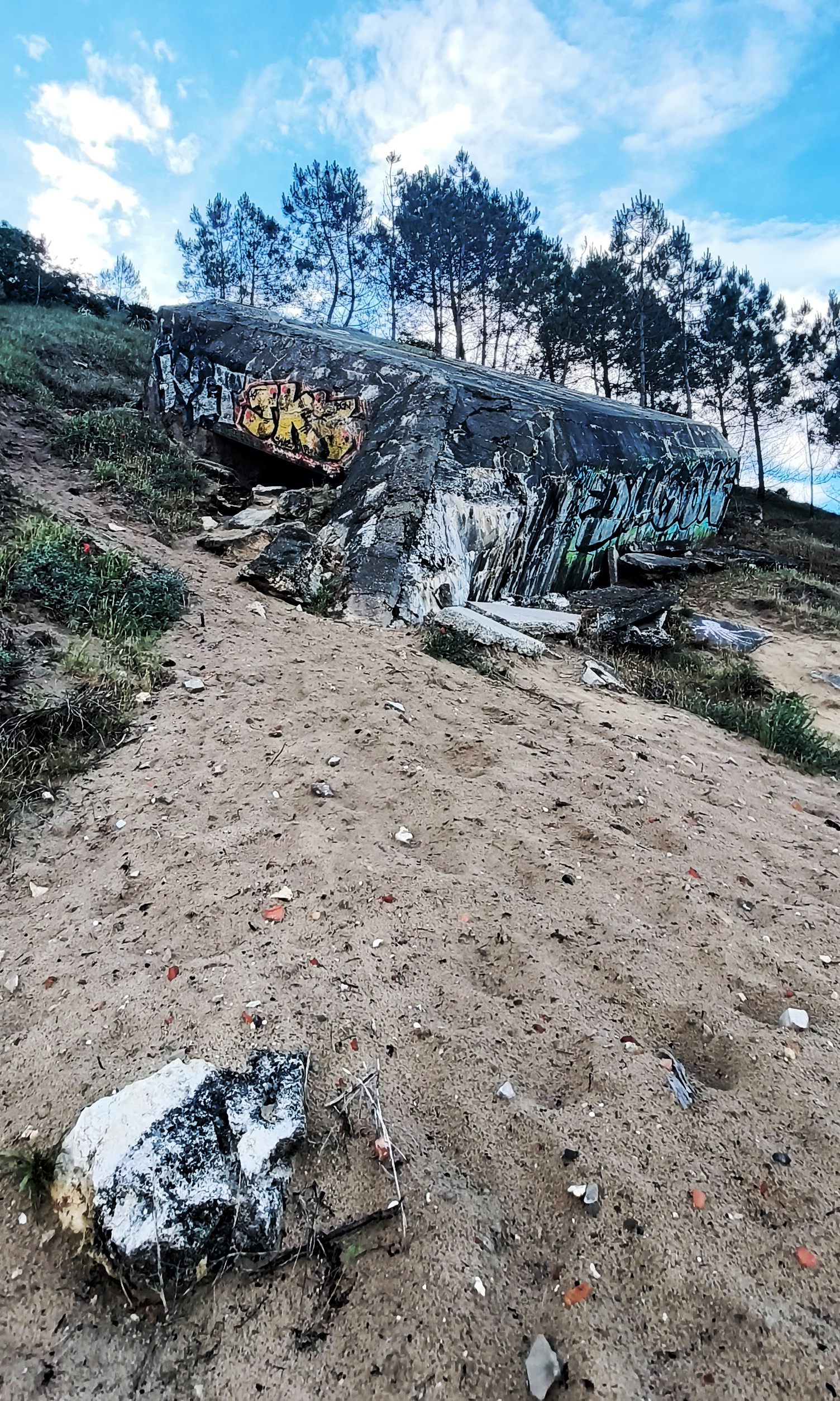 Blockhaus sur la plage au pied de la dune