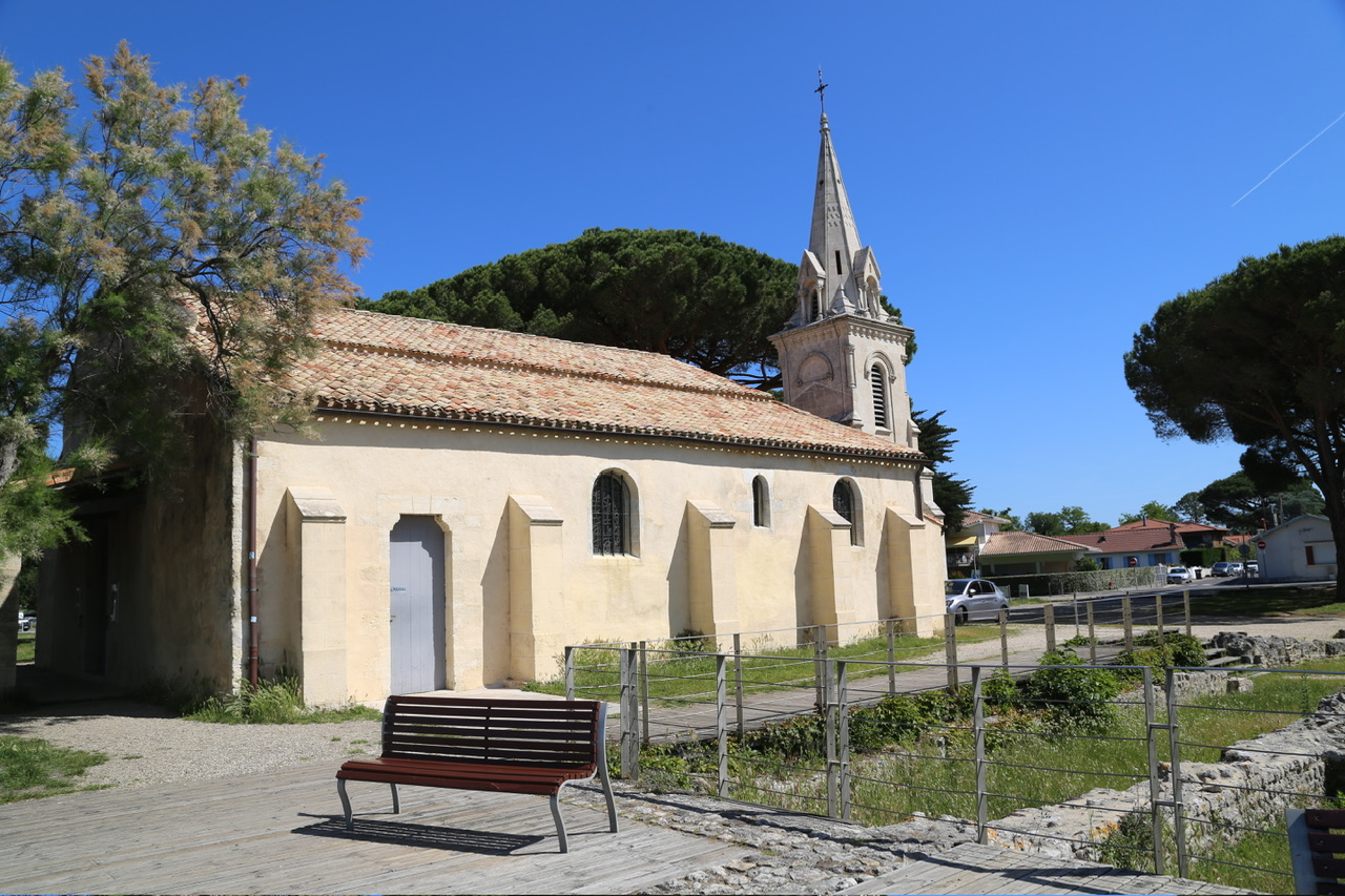 Église Saint-Éloi d’Andernos-les-Bains sous un ciel bleu, près du Bassin d’Arcachon.