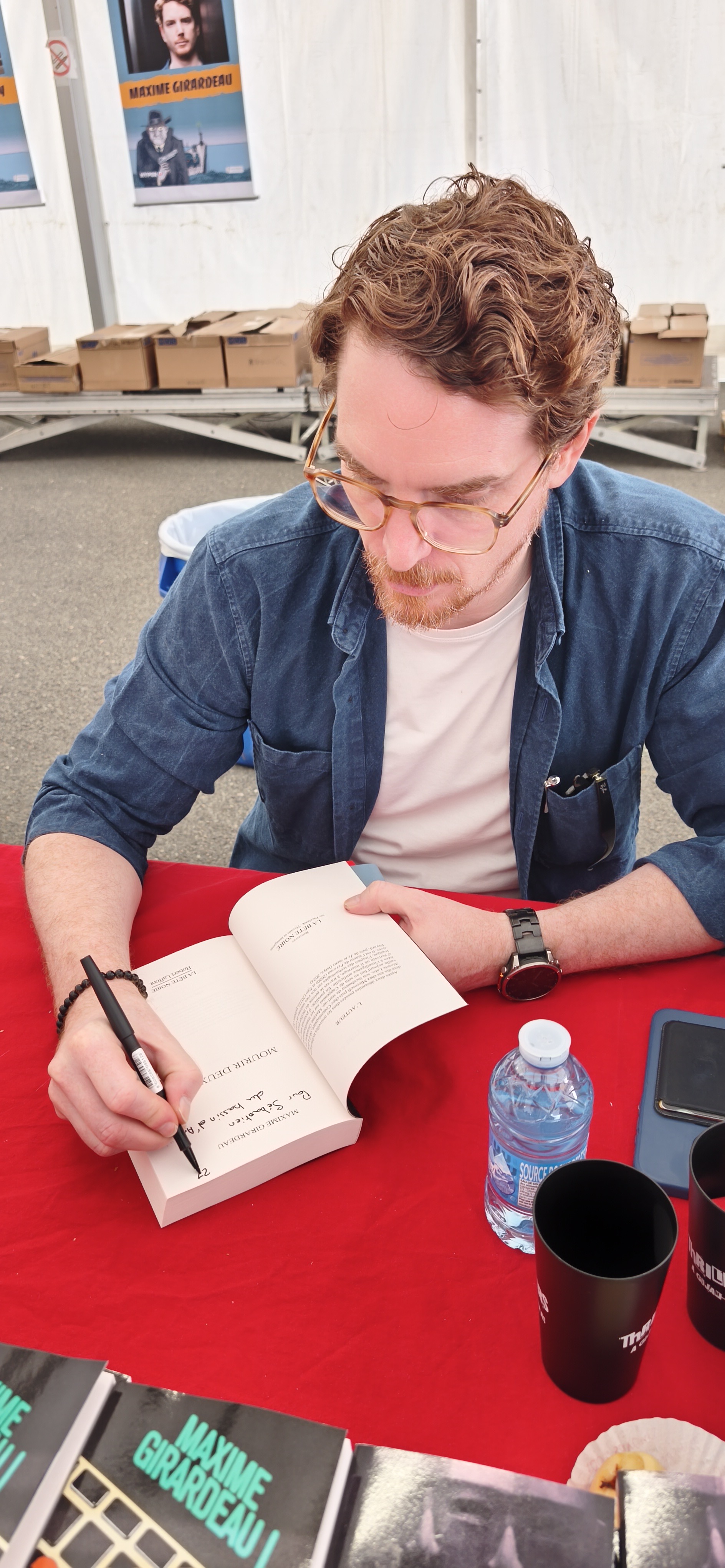 Maxime Girardeau, ayant remporté le prix des lecteurs du Gujan Thrillers Festival  en 2026 avec Mourir deux fois, un roman publié chez Bête Noire de Robert Laffont