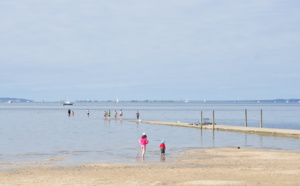 Enfant jouant sur la plage à Arès