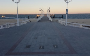 Des plaques devant la jetée Thiers d' Arcachon mais de qui ?