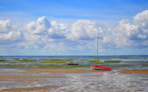 A Taussat, bateau sur bassin d'Arcachon à marée basse