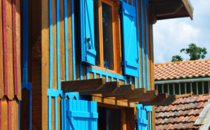 Couleur bleue d'une cabane au port de Biganos