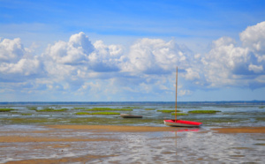 Bateau sur bassin à Taussat