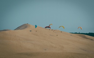Quelle est la meilleure période de l'année pour pratiquer le parapente sur la dune du Pyla ?