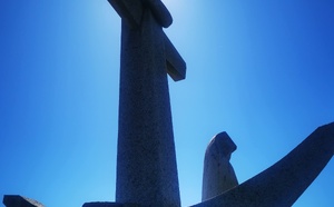 L’ombre du monument des péris en mer d’Arcachon