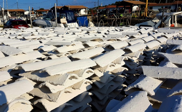 Qu'est ce que les tuiles blanches dans les ports du Bassin d' Arcachon