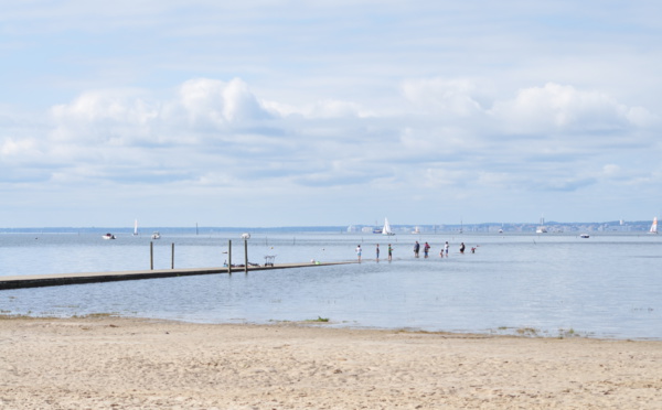 Plage, bassin et jetée à Arès