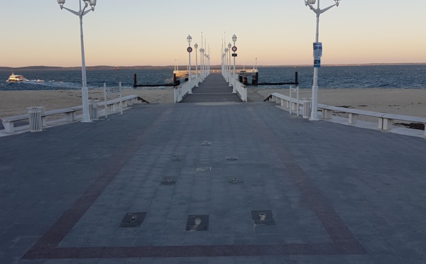 Des plaques devant la jetée Thiers d' Arcachon mais de qui ?