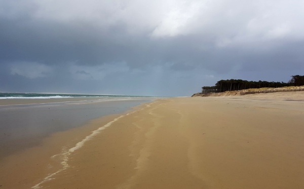 Lagune sous un ciel ombrageux