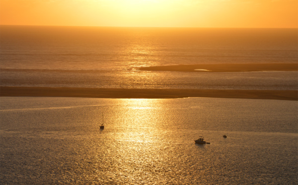 Coucher de soleil doré depuis la dune du Pilat