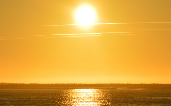 Extraterrestre marchant sur les eaux du Bassin d' Arcachon - Sans trucage