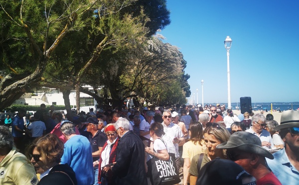 Touristes d’un jour, habitants d’une vie : comment cohabiter sans se détester ?