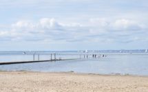 Plage, bassin et jetée à Arès