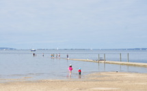 Enfant jouant sur la plage à Arès