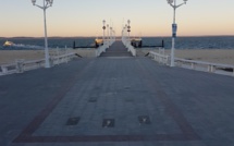 Des plaques devant la jetée Thiers d' Arcachon mais de qui ?