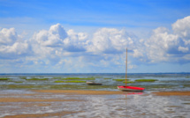 Bateau sur bassin à Taussat