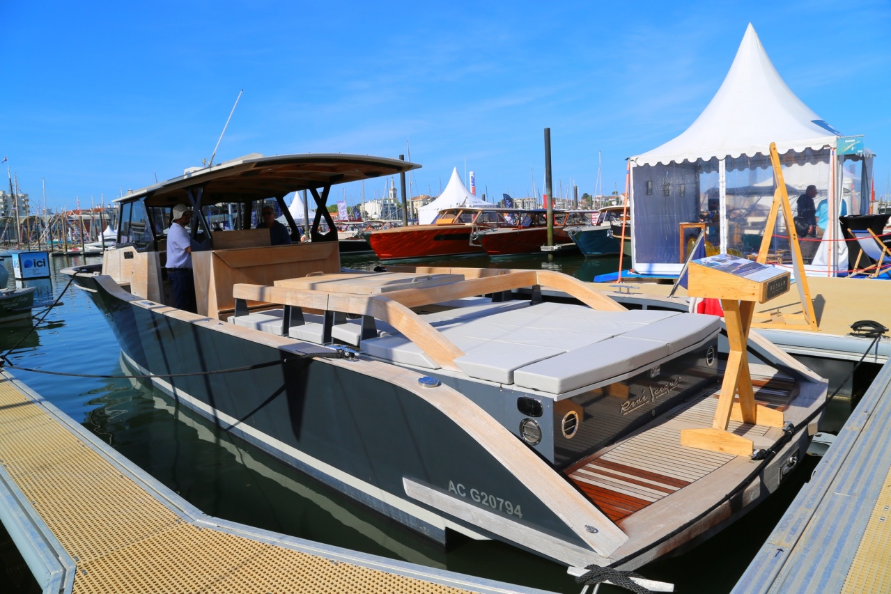 Bateau qui sentait le bois au salon nautique d’Arcachon Bateau qui sentait le bois au salon nautique d’Arcachon