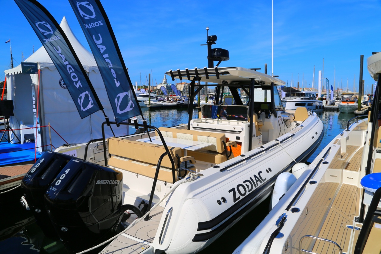énorme zodiac au salon nautique d’Arcachon énorme zodiac au salon nautique d’Arcachon