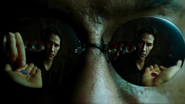 Dans Matrix, Neo prend la pilule rouge pour sortir de la matrice et commencer sa quête initiatique d'élu.