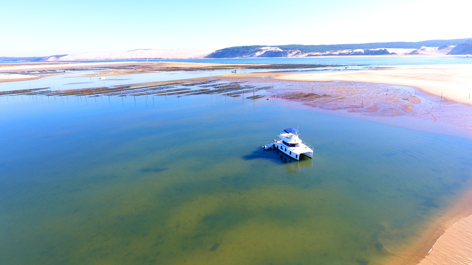 Lorsque l'on utilise à Paris des images du Banc d' Arguin pour faire la promo du tourisme sur le bassin d' Arcachon et que sur place les droits d'accès au banc diminuent : est-ce de l'influence ou de la manipulation commerciale ? Photo loueur de bateaux Catabas